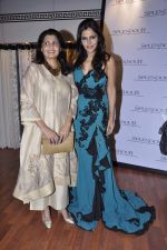 Nisha Jamwal at Splendour collection launch hosted by Nisha Jamwal in Mumbai on 27th Nov 2012 (9).JPG